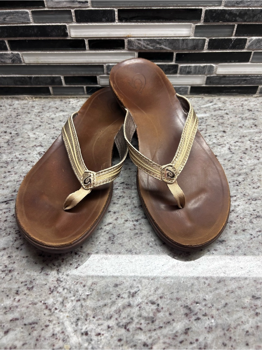 Olukai Women's Brown Leather Flip Flop Sandals with Gold Straps size 8 - Picture 7 of 8